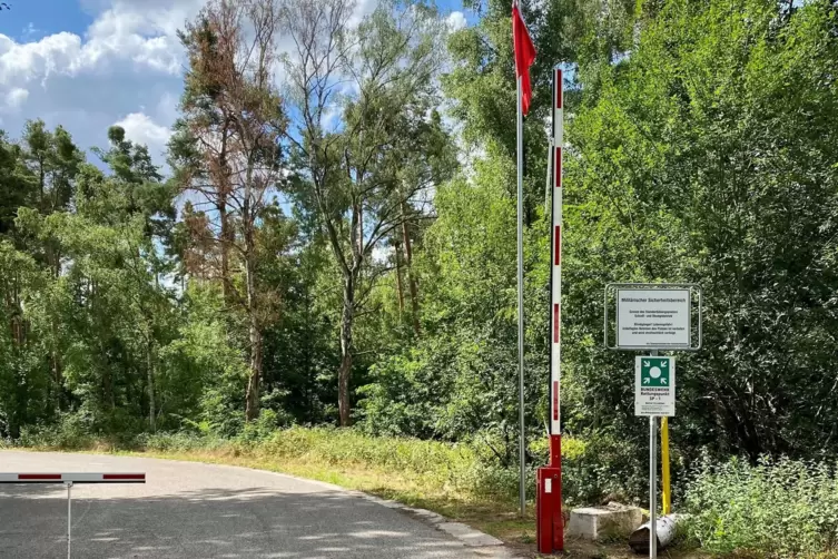 Die Zufahrt an der Natostra&szlig;e: Die rote Flagge verdeutlicht, dass Einheiten auf dem Platz &uuml;ben. 
