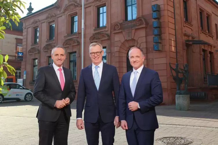Der Vorstand der VR-Bank S&uuml;dpfalz will sich zu dem Betrugsfall nicht &auml;u&szlig;ern. Von links die Vorstandsmitglieder J&uuml;rgen B&uuml;chler, C
