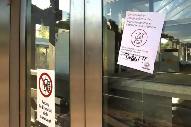Zeitweise waren beide Aufzüge am Bahnhof Winden defekt. Zeitweise waren beide Aufzüge am Bahnhof Winden defekt.