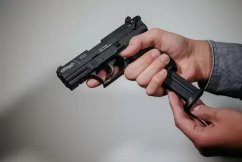 Ein 38-jähriger Rumäne, der mit einer Pistole am Homburger Hauptbahnhof war, hat für einen Polizeieinsatz gesorgt. 