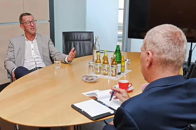 Wie sieht die Zukunft der Sparkasse Südwestpfalz aus? Vorstandsvorsitzender Peter Kuntz spricht mit Redakteur Guido Glöckner übe Wie sieht die Zukunft der Sparkasse Südwestpfalz aus? Vorstandsvorsitzender Peter Kuntz spricht mit Redakteur Guido Glöckner übe