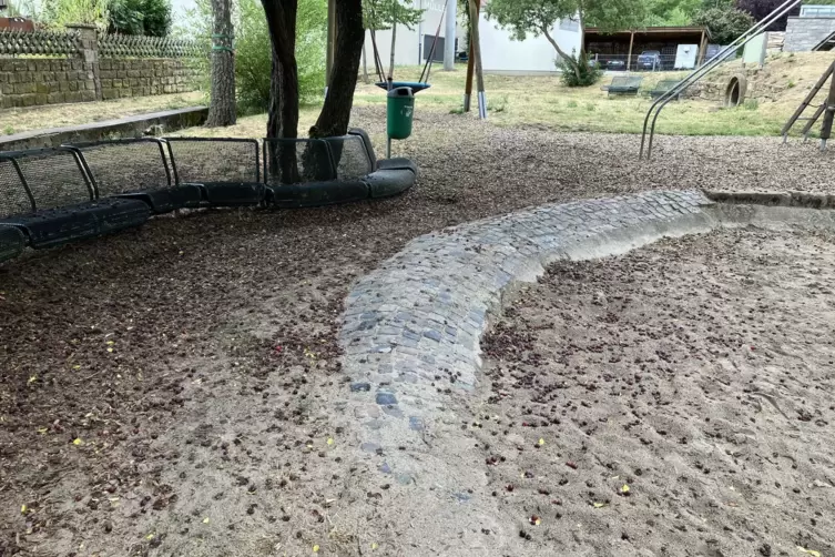Auf Sitzb&auml;nken und im Sandkasten: &uuml;berall Kirschen.