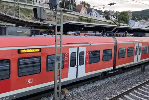 Es ist noch ein halbes Jahr hin – doch auf dem Neustadter Bahnhof ist im Juli schon Weihnachten. 