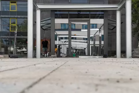 An der IGS in Kandel wird derzeit ein überdachter Verbindungsgang zwischen zwei Gebäuden errichtet. Foto: 