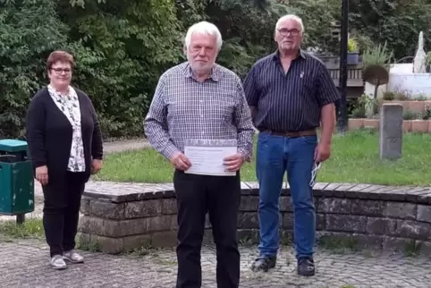 Otto Hoffmann (vorne) bei seiner Auszeichnung als CDU-Ehrenmitglied (im Hintergrund Christiane Vollrath und Heinz Rankel). 