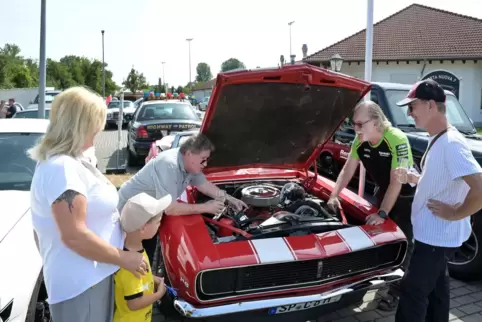  Alfred Isselhard (hinten links) mit seinem Chevrolet Camaro RS Cabriolet aus dem Jahr 1967.