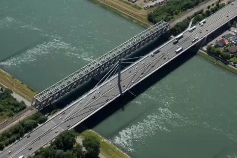Die Rheinbrücke zwischen Karlsruhe und Wörth ist ein Nadelöhr für den Verkehr.