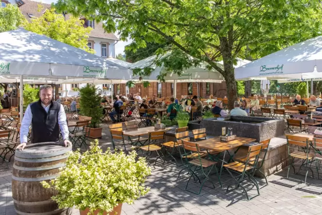 Inhaber Tobias Maurer im Biergarten. Dieser bietet 620 Plätze.