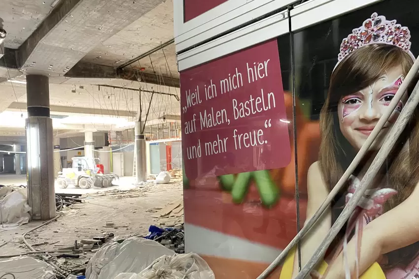 Blick ins Innere der Mall: Die ehemaligen Geschäfte sind entkernt. Vereinzelt gibt es noch Werbeplakate.