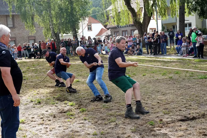 Tauzieh-Wettbewerb zum Ausklang der Altleininger Kerwe.