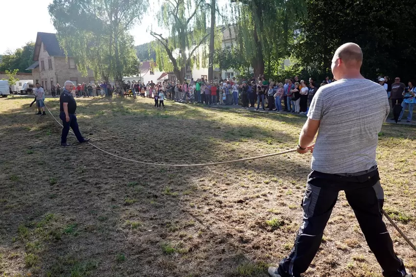Vor dem Kampf der Giganten: Bürgermeister Benjamin Claus (hinten) und Pfarrer Julian Kraul, dazwischen Schiedsrichter Volker Wal