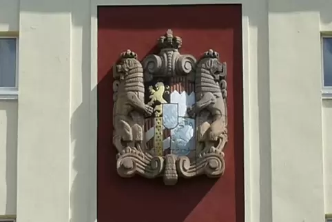 Das Wappen des Freistaats Bayern mit dem Uhrenturm der 23er Kaserne. 