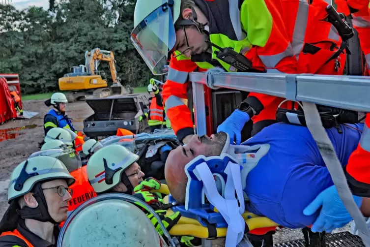 Hand in Hand bergen die Einsatzkr&auml;fte einen Verletzten. Dieser wird von Landstuhls Stadtb&uuml;rgermeister Mattia De Fazio gespielt. 