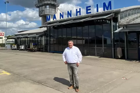 Vor Terminal und Tower: Flugplatz-Geschäftsführer Dirk Eggert.