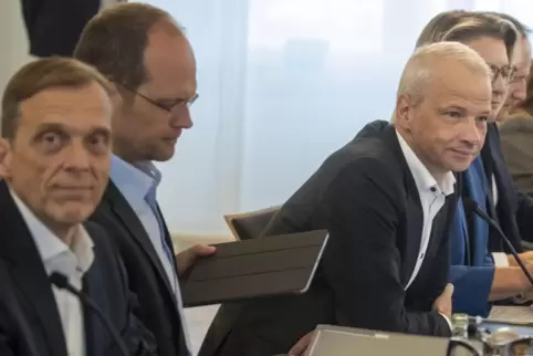 Bestellung verlängert: die BASF-Vorstände Stephan Kothrade (links) und Dirk Elvermann (Zweiter von links). Rechts Markus Kamieth