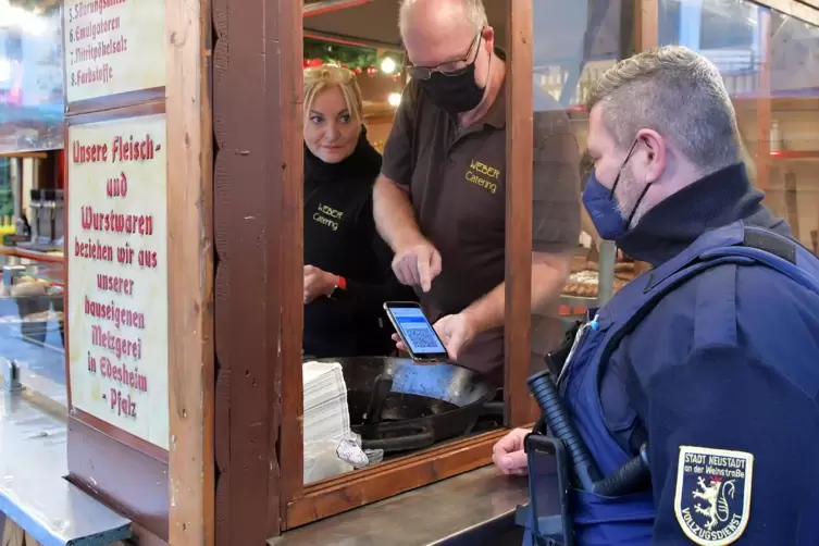 Der Kommunale Vollzugsdienst (KVD) schaut auch während Veranstaltungen nach dem Rechten, hier bei einer Kontrolle eines Stands a