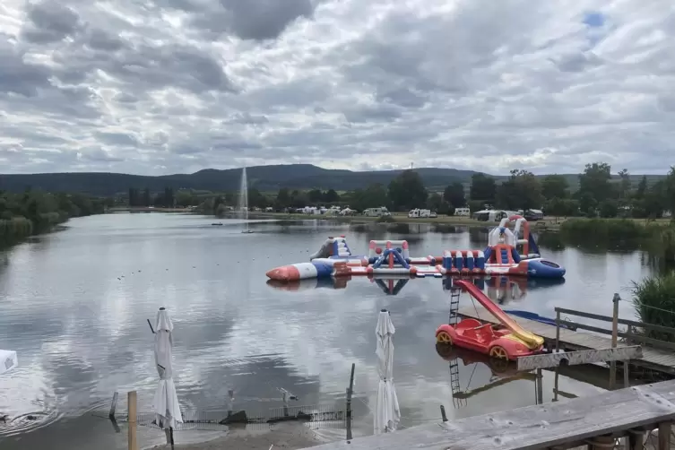 Der &bdquo;Aloha Beach Club&ldquo; bietet einen optimalen Blick auf das Wasser.