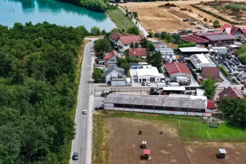 Ein Teil der Schlichtstraße, die um das Gewerbegebiet im Nord-Osten von Waldsee herumführt. Dort waren bis vor Kurzem noch Stell