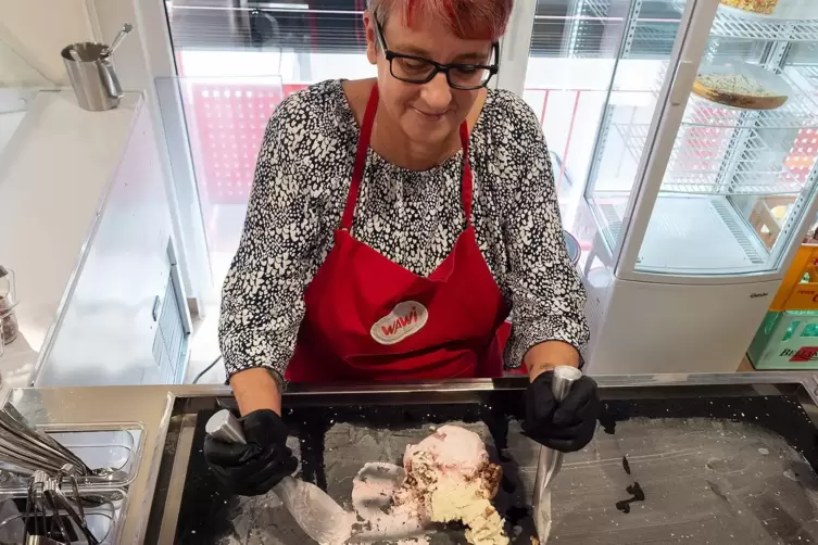 Jutta Mayer mischt auf der Minus 18 Grad kalten Platte Eis und Co. 