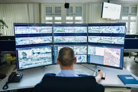 CDU-Vorbild Mannheim: ein Polizist vor der sogenannten intelligenten Videoüberwachung.
