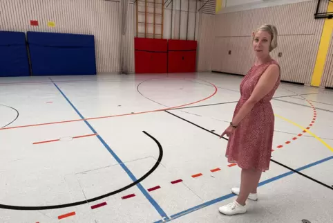 Hier muss etwas passieren: Oberbürgermeisterin Stefanie Seiler zeigt die Schäden am Boden der Gesamtschul-Sporthalle. Hier muss etwas passieren: Oberbürgermeisterin Stefanie Seiler zeigt die Schäden am Boden der Gesamtschul-Sporthalle.