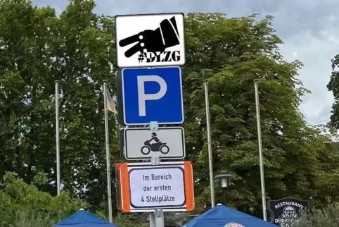 Hier können Biker parken: Ein Motorradfahrer hatte eine gewitzte Idee.