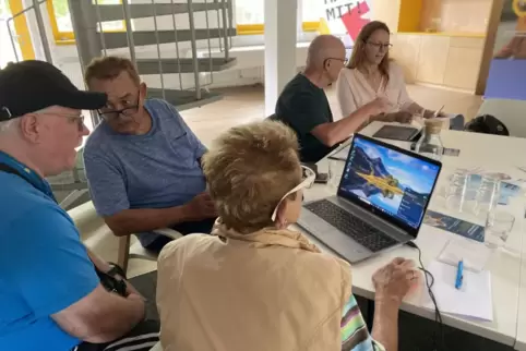 So geht’s: Digitalbotschafter erklären RHEINPFALZ-Lesern, wie sie die Zeitung auf dem Laptop lesen können.
