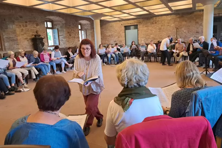 W&auml;hrend Rutz die Herren betreut, achtet Veit darauf, was die Damen singen.
