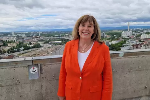 Über den Dächern von LU: Jutta Steinruck auf der Spitze des Rathausturms, der bald abgerissen wird. 