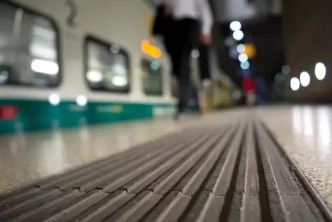 Rillen im Boden helfen Menschen, die nicht oder nur wenig sehen können, bei der Orientierung. 