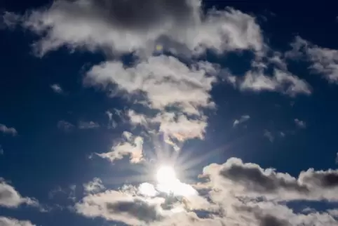 Zwar bleibt es in den kommenden Tagen weitgehend trocken, doch die Sonne kann sich nur zeitweise gegen die Wolken durchsetzen. 