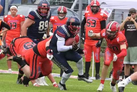 Erzielte den einzigen Touchdown für die Praetorians: Quarterback Lamar Hall (mit Ball). Links dahinter Justin Michaels.