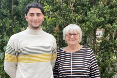 Hussam Al Sholi aus Eisenberg mit Flüchtlingshelferin Anneliese Ecker-Henn, die ihn seit Jahren unterstützt. 