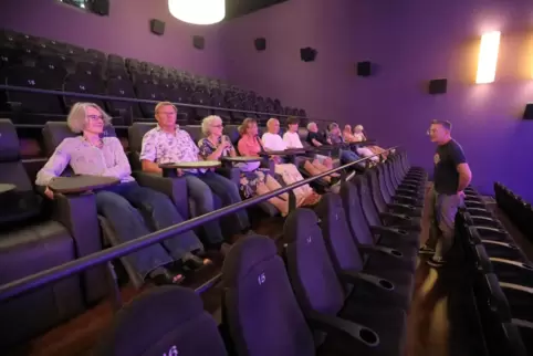 Die Leser nehmen erst einmal auf den neuesten Sessel im Saal 1 Platz und stellen Geschäftsführer Alexander Cyron (rechts) viele 