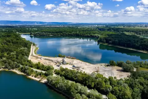 Aus der Luft: Die Bannweide liegt zwischen Otterstädter Altrhein und Reffenthal am Rhein. Sie beherbergt ein Kieswerk der Firma 