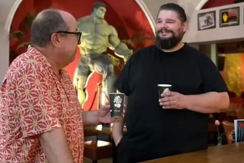 Matthias Nowack trifft den Sänger Balu (rechts) im Flaming Star.