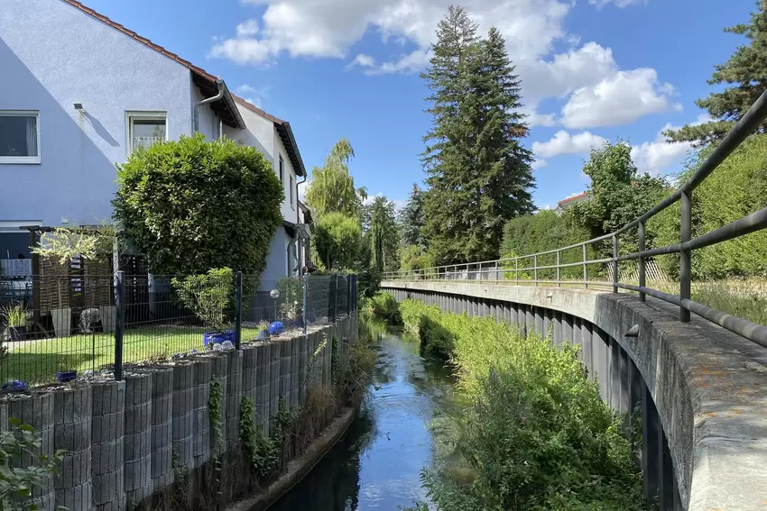 In Flomersheim fließt die Isenach anfangs noch durch ein Wohngebiet.