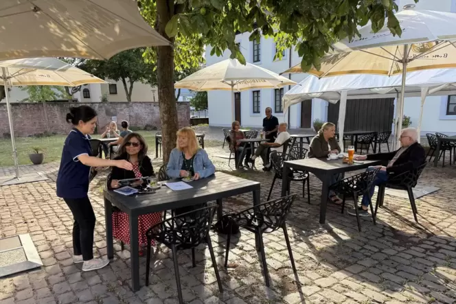 Im Wadgasserhof in Kaiserslautern sitzt es sich gut im Schatten alter Kastanien. Im Wadgasserhof in Kaiserslautern sitzt es sich gut im Schatten alter Kastanien.