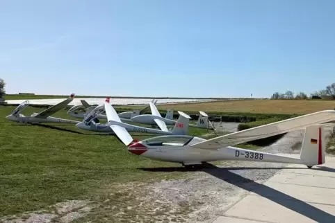Die Segelflieger am Boden. 