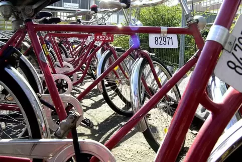 Ein rotes BASF-Rad wurde gestohlen. 