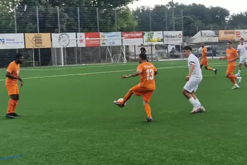 Nur der Einsatz stimmt: FC Speyer 09 II (orange) gewinnt im Pokal gegen FG 08 Mutterstadt II.