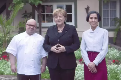 Mit einem prominenten Gast: Thomas Walter und seine Frau Nong Walter mit Bundeskanzlerin Angela Merkel. 