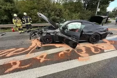 Hoher Sachschaden: Feuerwehreinsatz nach Unfall. 