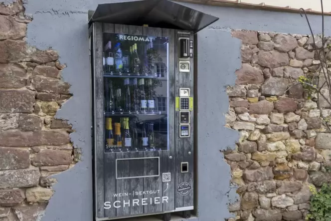 Der Regiomat am Personalhaus der Sektkellerei Schreier. Das Angebot hat sich unter Großkarlbacher Übernachtungsgästen schon heru