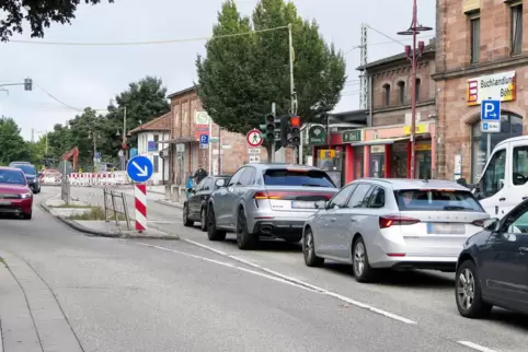 Vor allem im Berufsverkehr geht es zurzeit in der Landstuhler Bahnstraße nur langsam voran. 