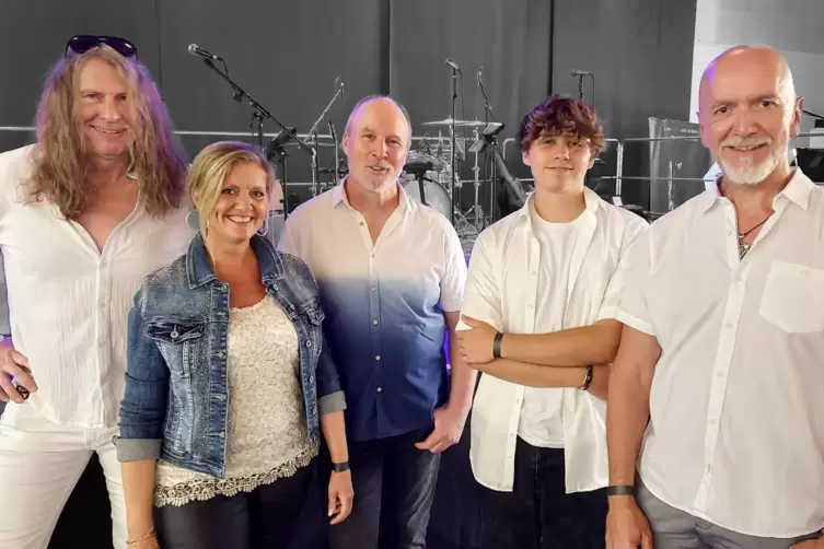Friends United sind (von links) Knut Bausch (Gitarre Gesang), Sabrina Roth (Gesang, Flöte), Bernd Schreiber (Bass, Gesang), Janu