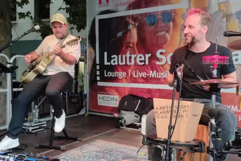 Die Zuhörer rätselten, wer die Musiker Michael Jochum (links) und Alex Wiss sind, die beim „Lautrer Sommer“ spielten - und fragt