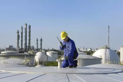 Ein BASF-Mitarbeiter prüft auf dem Dach eines Toluoltanks Dichtungen: Das Tanklager des BASF-Verbundstandorts Ludwigshafen mit 5
