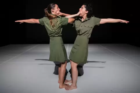 In der U-Halle auf dem Mannheimer Spinelli-Areal wird die Choreografin Reut Shemesh mit „Leviah“ eine auf der traumatischen Erfa