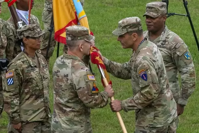 General Christopher T. Donahue übergibt die Fahne an den neuen Kommandeur des 21. TSC, Major General Michael B. Lalor.